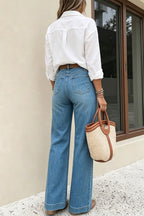 Jean en denim pour femme, bleu clair délavé, taille haute, boutons blancs latéraux, jambes larges