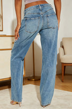 Jean décontracté femme taille basse, délavé, avec motif étoile et empiècements.