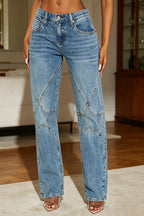 Jean décontracté femme taille basse, délavé, avec motif étoile et empiècements.