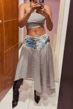 Femmes Haut tube court sans bretelles à ourlet festonné en vichy noir et blanc ou Jupe midi asymétrique en jean délavé et patchwork vichy noir et blanc