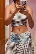 Femmes Haut tube court sans bretelles à ourlet festonné en vichy noir et blanc ou Jupe midi asymétrique en jean délavé et patchwork vichy noir et blanc