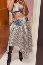 Femmes Haut tube court sans bretelles à ourlet festonné en vichy noir et blanc ou Jupe midi asymétrique en jean délavé et patchwork vichy noir et blanc
