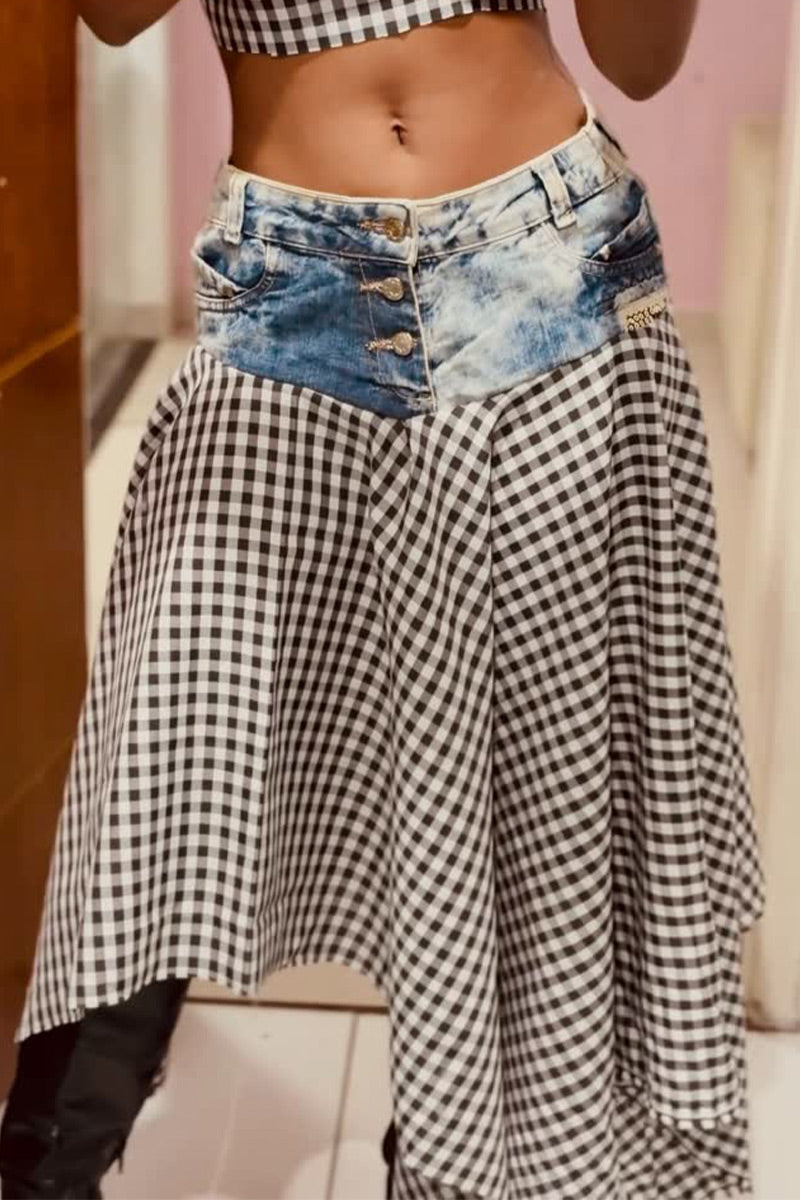 Femmes Haut tube court sans bretelles à ourlet festonné en vichy noir et blanc ou Jupe midi asymétrique en jean délavé et patchwork vichy noir et blanc