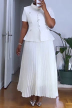 Ensemble deux pièces gilet boutonné élégant et jupe plissée pour femme