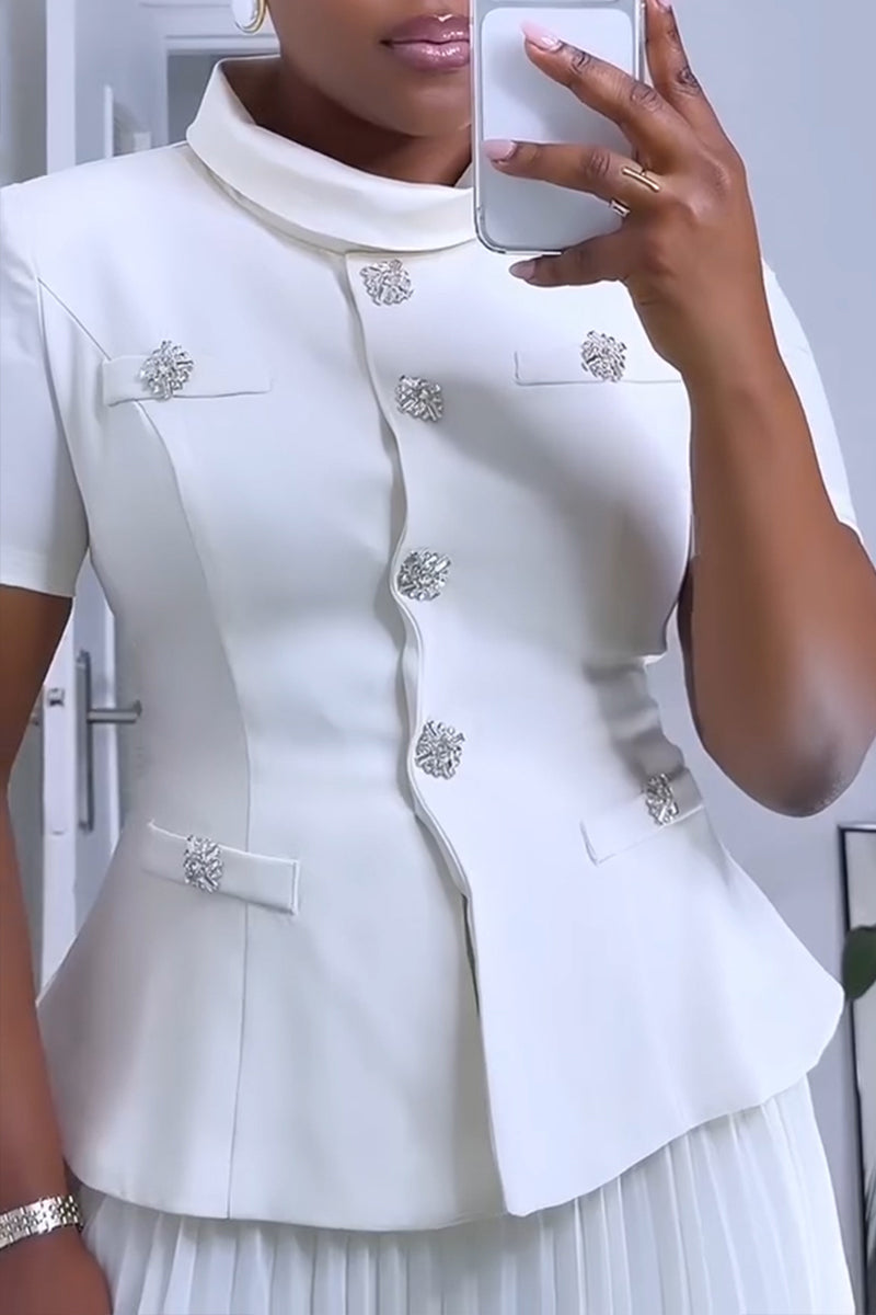 Ensemble deux pièces gilet boutonné élégant et jupe plissée pour femme
