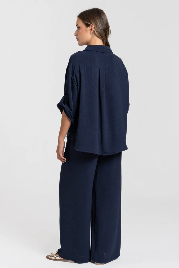 Completo due pezzi: maglia ampia a camicia, pantaloni ampi con elastico in vita.