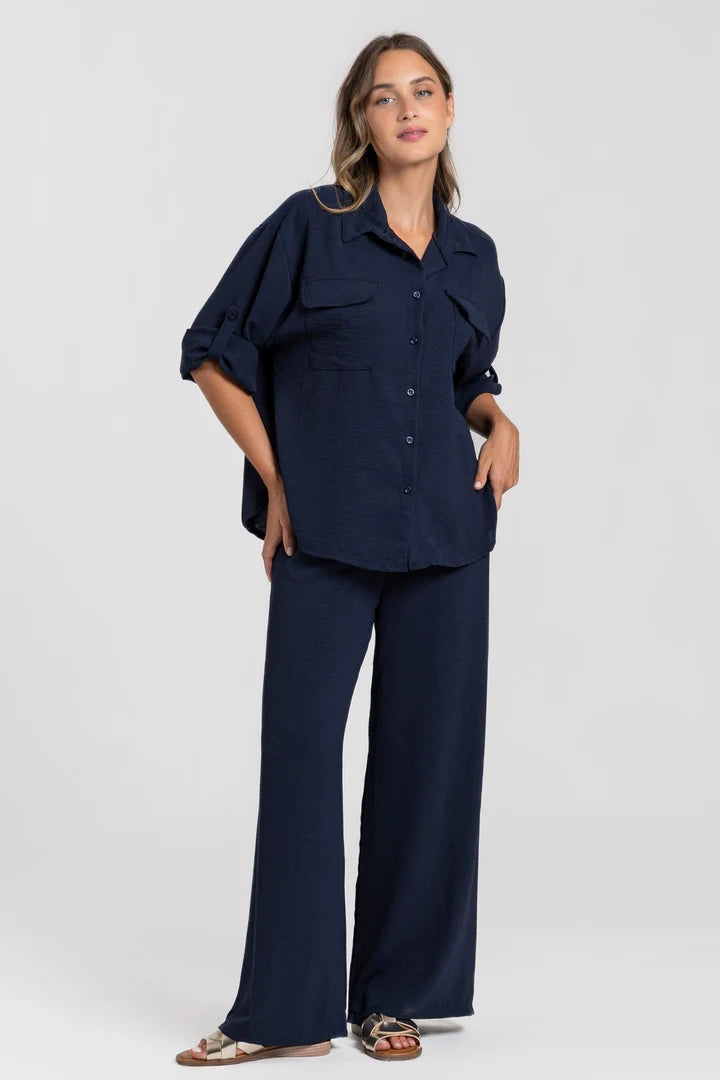 Completo due pezzi: maglia ampia a camicia, pantaloni ampi con elastico in vita.