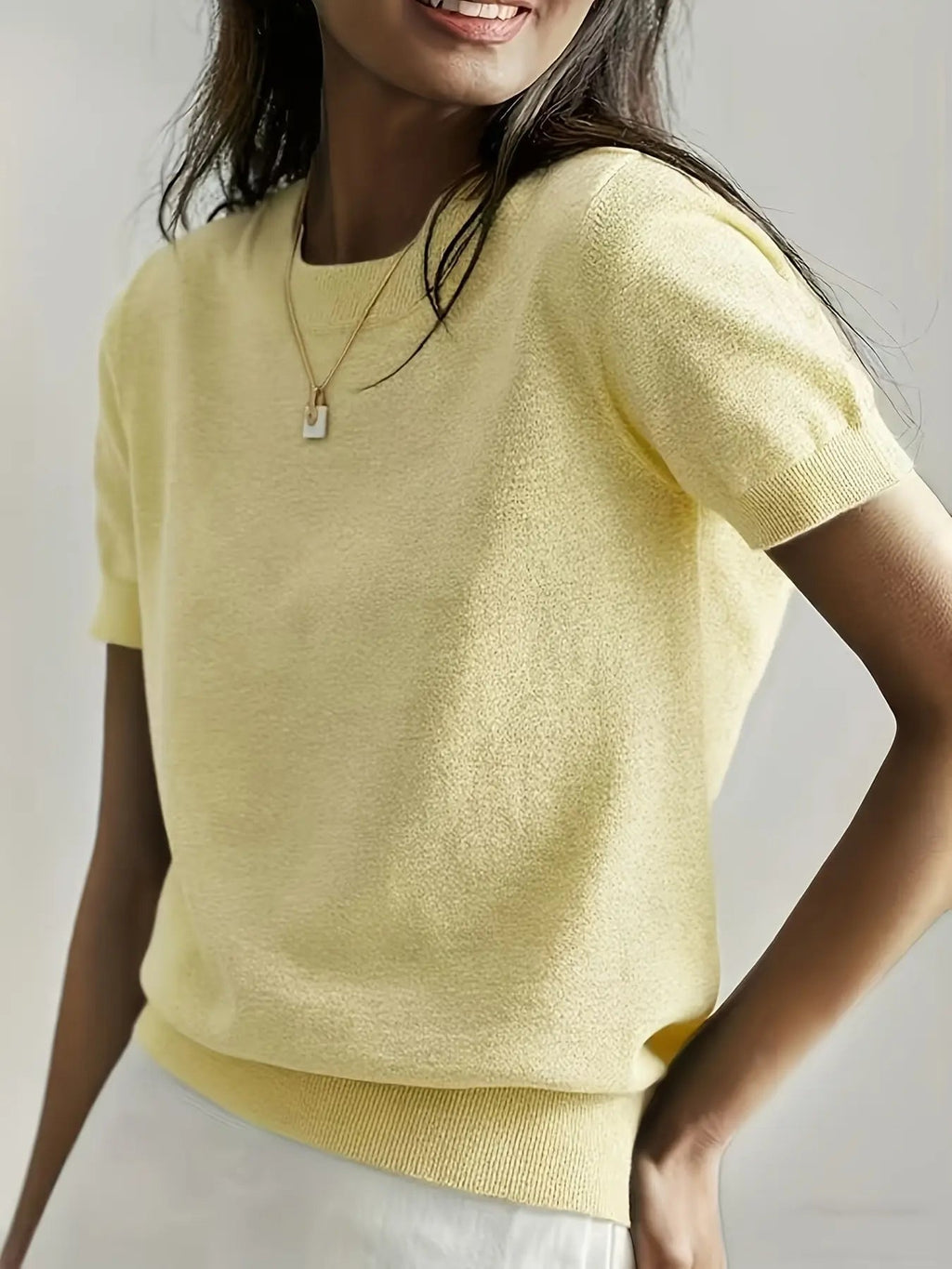 Pull en maille unie à col rond et manches courtes pour femme, tricot basique décontracté pour le printemps et l'automne, vêtements en tricot tendance pour femme pour le quotidien, prêt-à-porter féminin