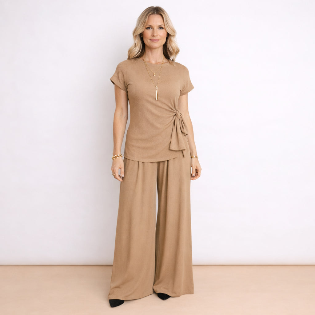 [2026.NOHO] Lea, Completo Con Pantalone Fluido E Maglia Con Fiocco