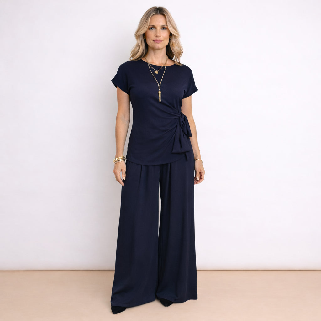 [2026.NOHO] Lea, Completo Con Pantalone Fluido E Maglia Con Fiocco