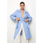Trench-coat, doublé, à revers, croisé, avec ceinture, poches avant, vêtement féminin confortable, élégant et polyvalent, adapté à toutes les occasions, formelles ou décontractées, particulièrement adapté pour l'automne, l'hiver et le printemps.