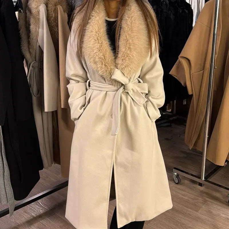 Cappotto con Collo di Pelliccia di Alta Qualità - Chic ed Elegante, Progettato per un Look di Stile e Confortevole.