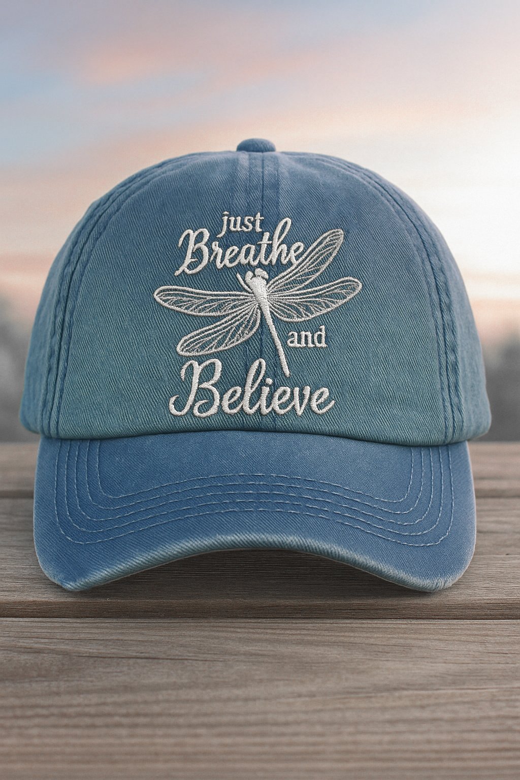 Cappello ricamato con stampa "Just Breath Dragonfly"