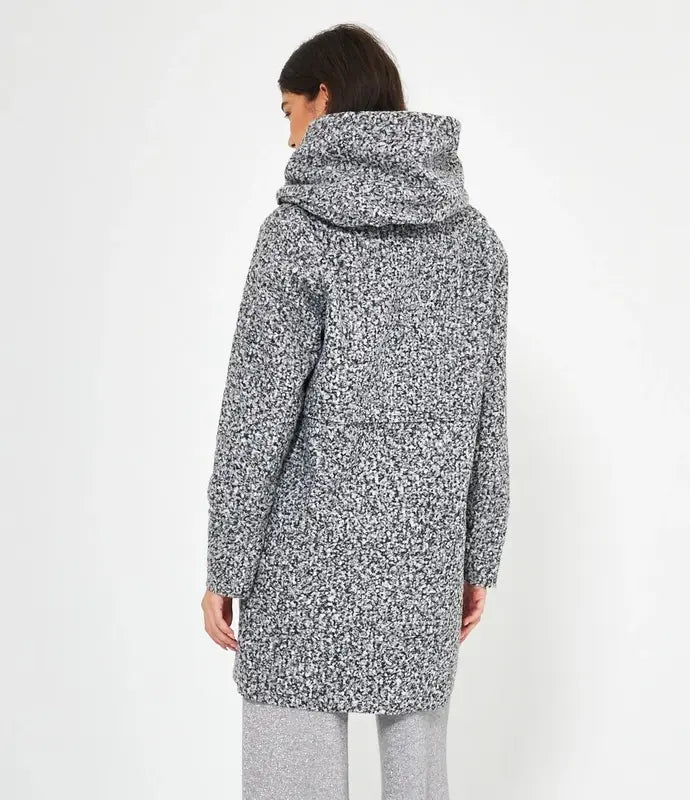 Cappotto con cappuccio e bottoni da donna per l'autunno/inverno, elegante e versatile, adatto a varie occasioni.