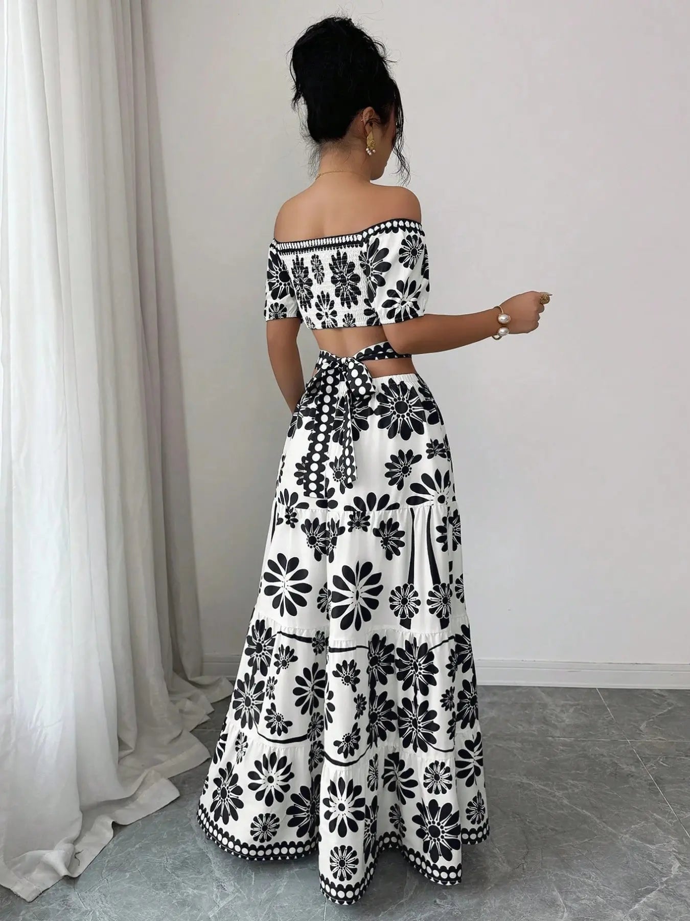 Robe florale courte à épaules dénudées avec découpes à la taille pour femme