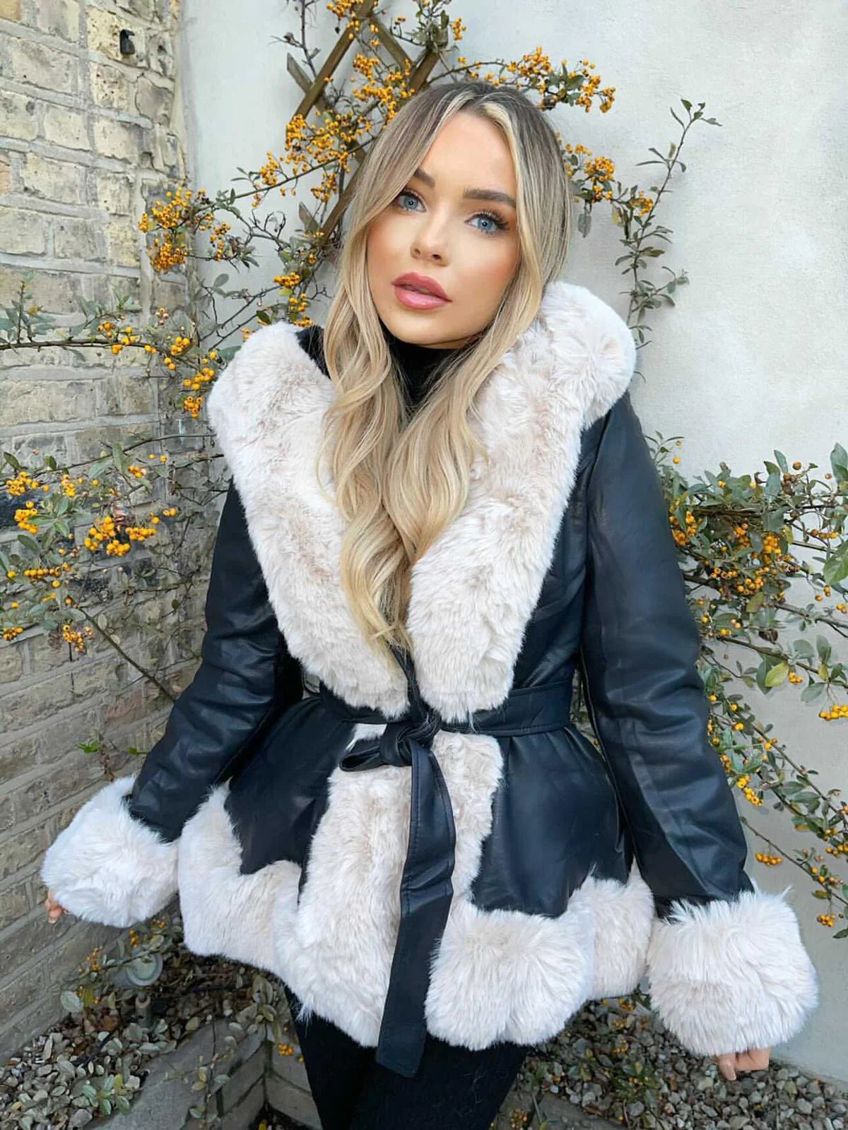 Manteau à capuche en fourrure ceinturé