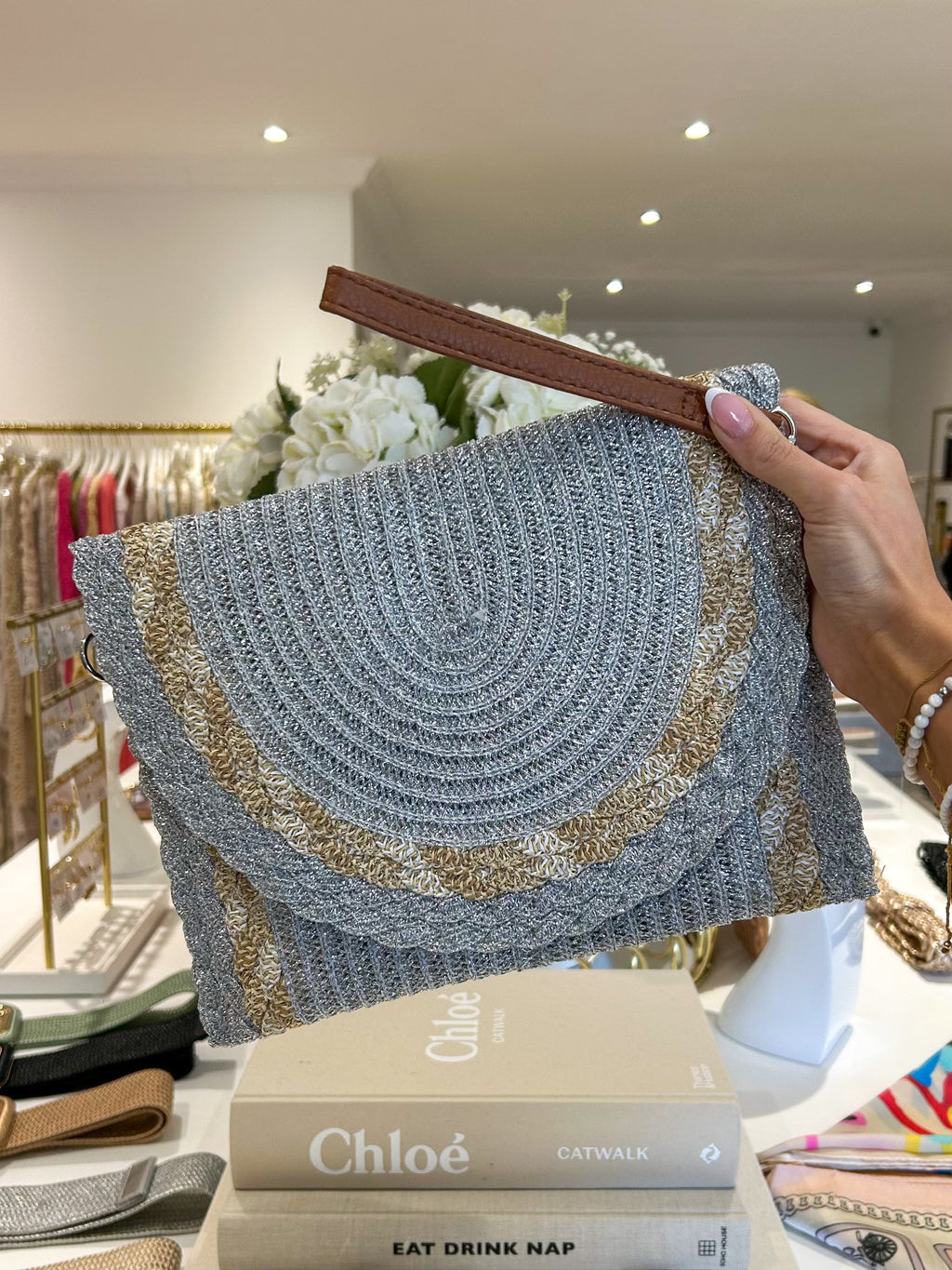 Pochette tressée à paillettes dorées (3 coloris)