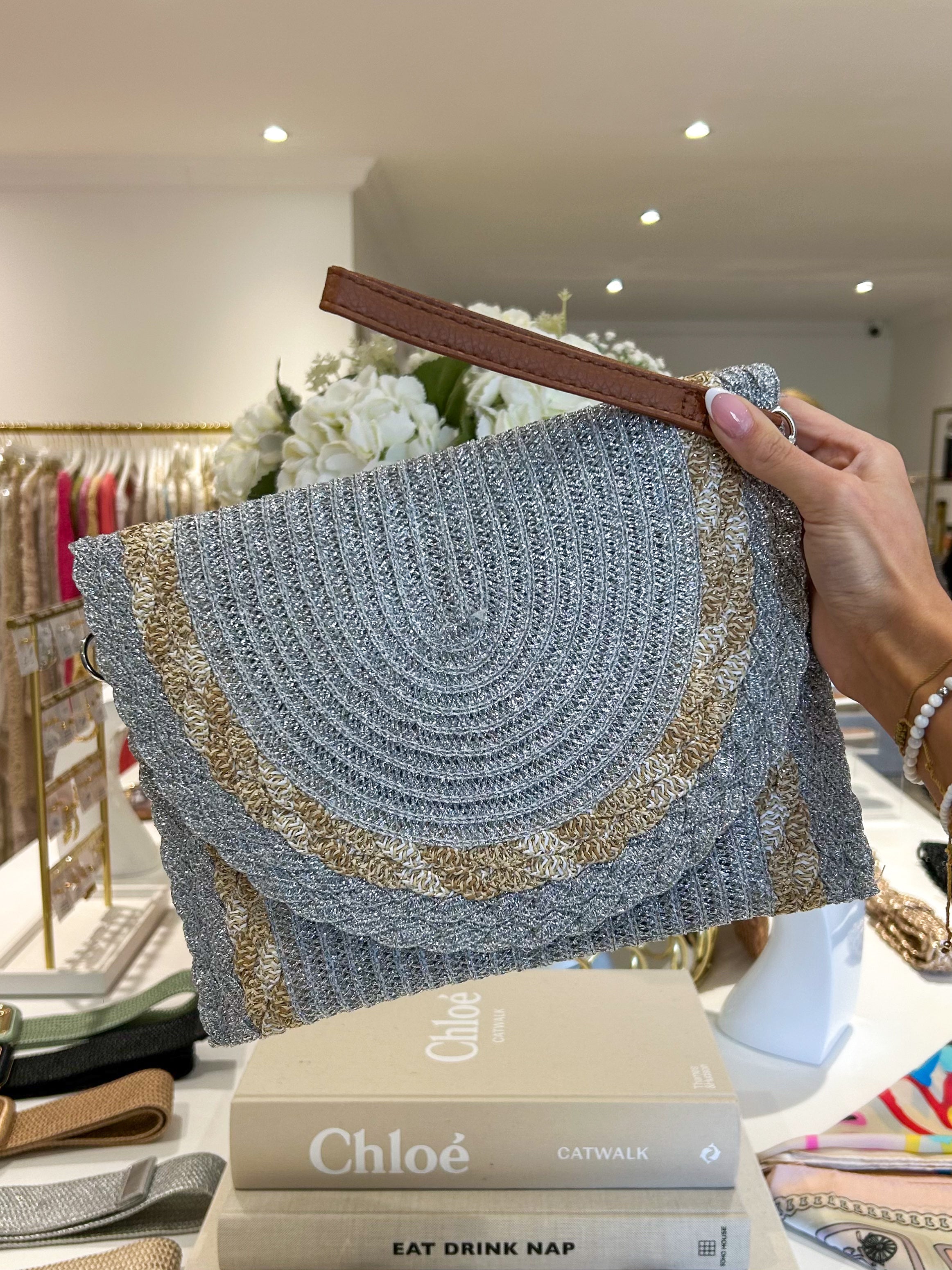 Pochette tressée à paillettes dorées (3 coloris)