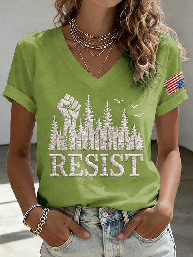 T-Shirt con scollo a V retrò "Resist Save The Forest Service"