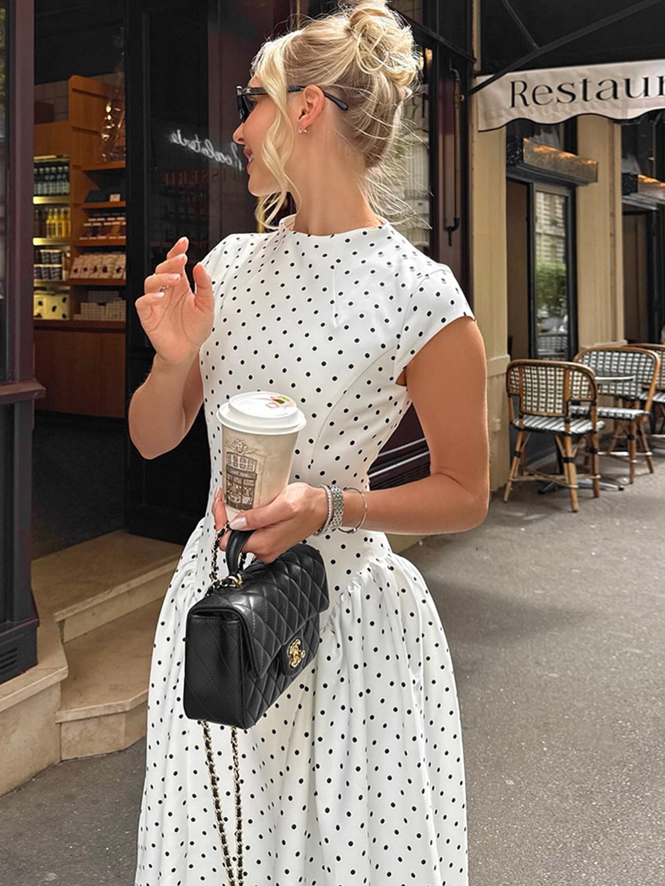 Robe longue sans manches évasée et cintrée