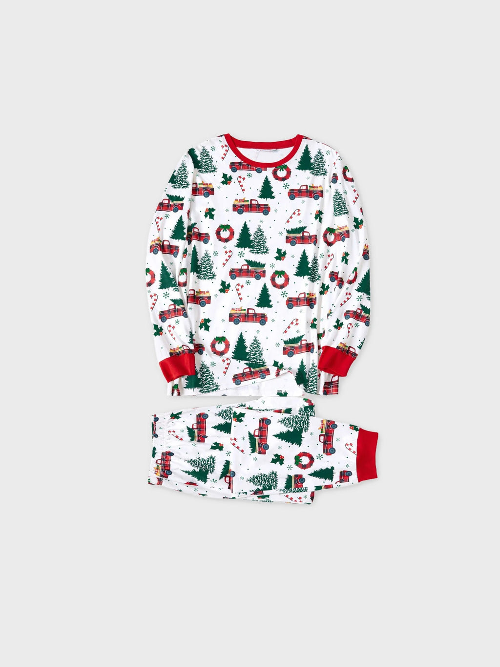 Pyjamas à manches longues assortis pour toute la famille avec imprimé sapins et voitures de Noël, et chaussettes de Noël multicolores