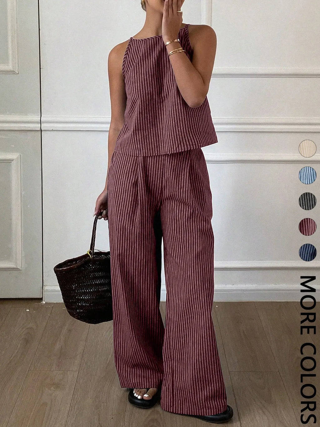 Ensemble décontracté deux pièces d'été pour femme, composé d'un débardeur léger à rayures fines et d'un pantalon long ample, ensemble confortable et élégant.