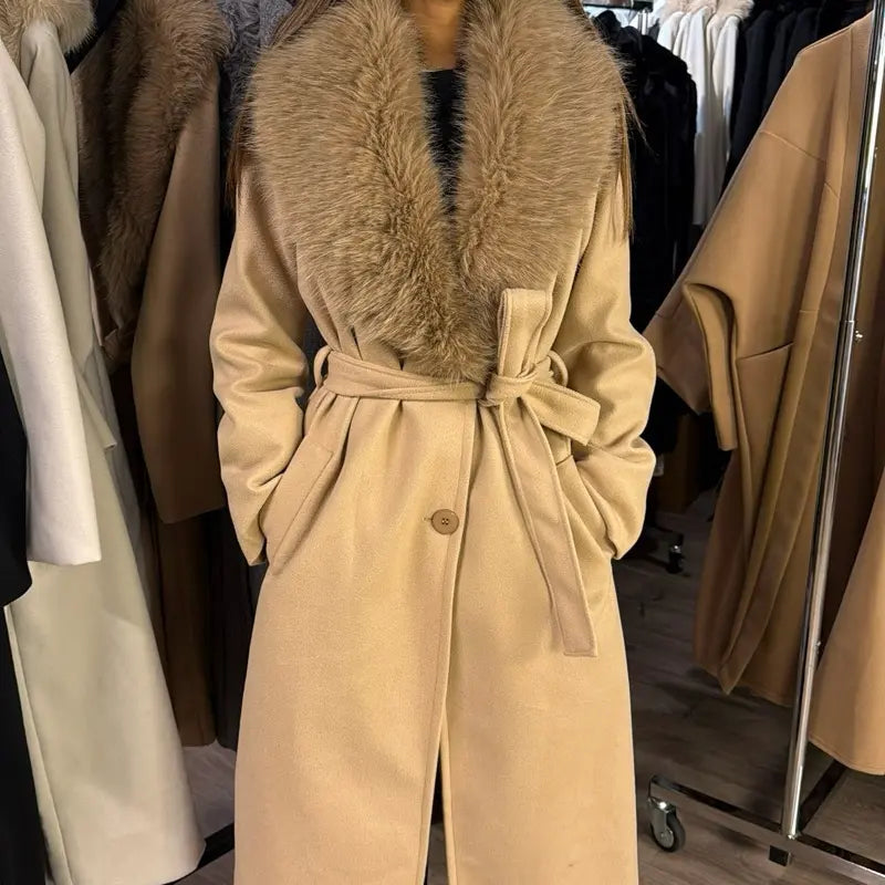 Cappotto con Collo di Pelliccia di Alta Qualità - Chic ed Elegante, Progettato per un Look di Stile e Confortevole.