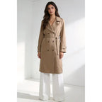 Trench-coat, doublé, à revers, croisé, avec ceinture, poches avant, vêtement féminin confortable, élégant et polyvalent, adapté à toutes les occasions, formelles ou décontractées, particulièrement adapté pour l'automne, l'hiver et le printemps.