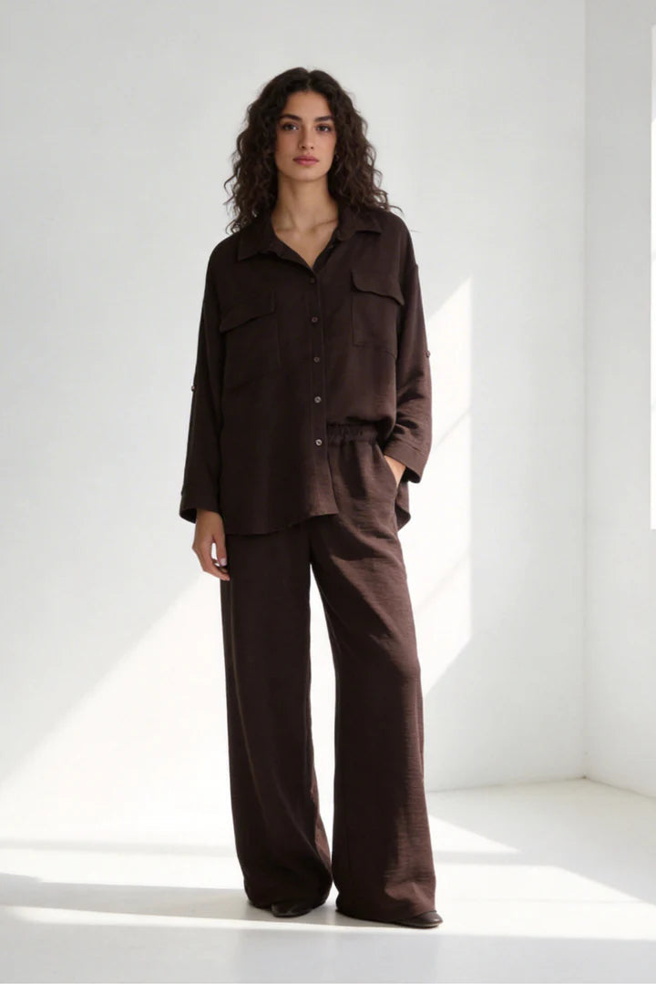 Completo due pezzi: maglia ampia a camicia, pantaloni ampi con elastico in vita.