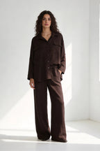 Completo due pezzi: maglia ampia a camicia, pantaloni ampi con elastico in vita.