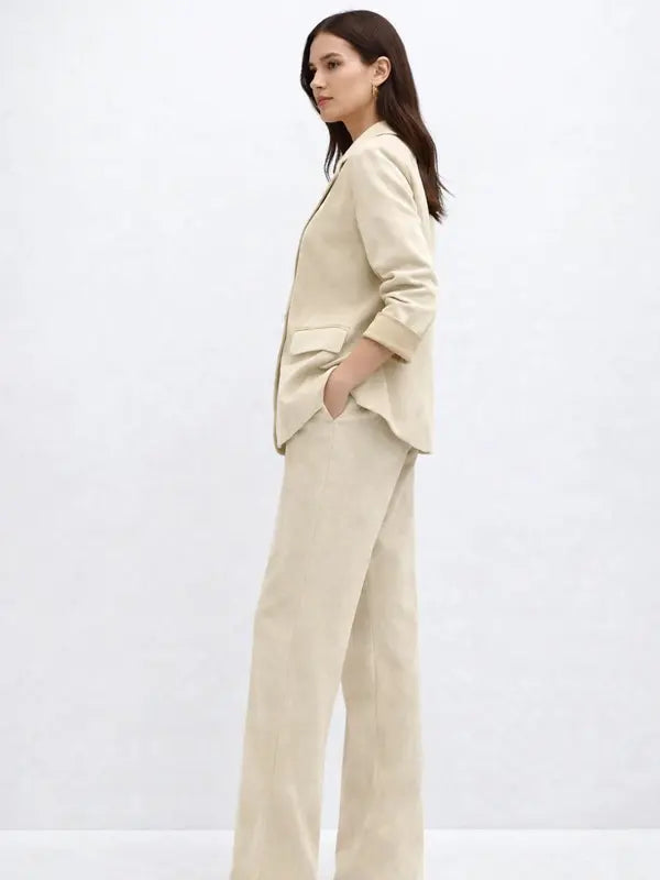 Abito in camoscio — Caratterizzato da una silhouette fluida e moderna.