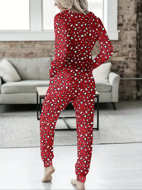 Ensemble de loungewear léopard à col en V pour femme. Cet ensemble deux pièces à la coupe décontractée comprend un haut à manches courtes et un pantalon pour un confort chic et décontracté sans effort.