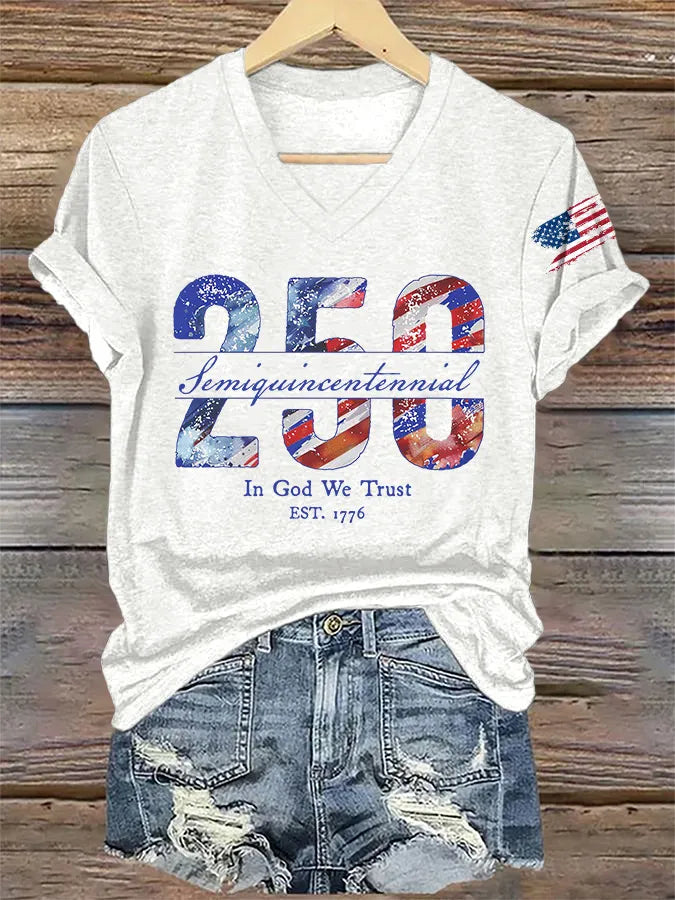 T-shirt stampata con scollo a V retrò Semiseicentenario 250 In God We Trust