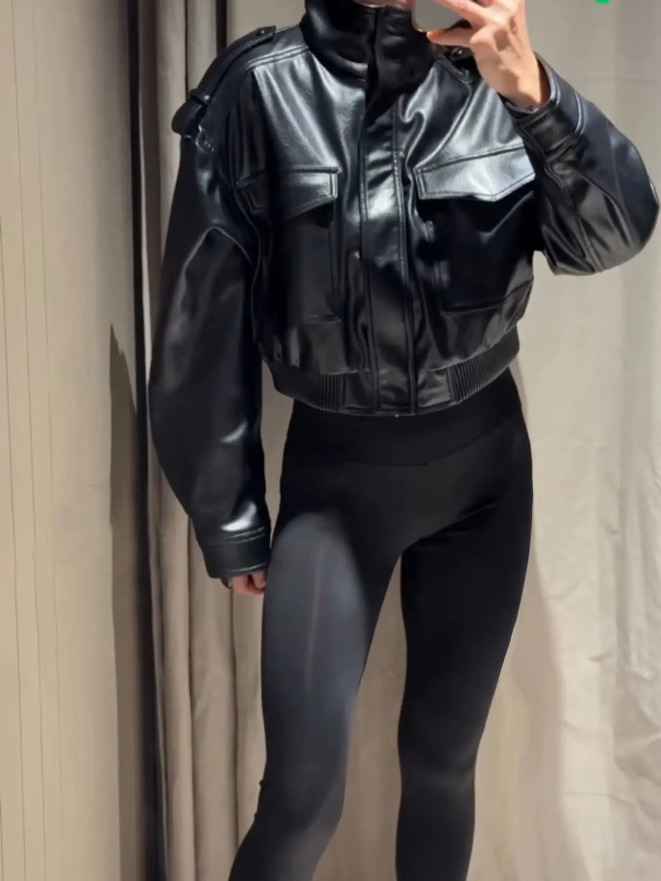Giacca bomber da moto in ecopelle verde oliva da donna con colletto alla coreana e tasche con patta, capospalla corto a strati casual streetwear