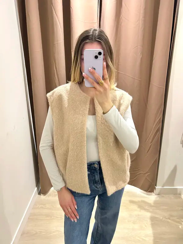 Gilet doux et sans manches pour un look chic et confortable.