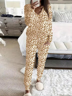 Ensemble de loungewear léopard à col en V pour femme. Cet ensemble deux pièces à la coupe décontractée comprend un haut à manches courtes et un pantalon pour un confort chic et décontracté sans effort.