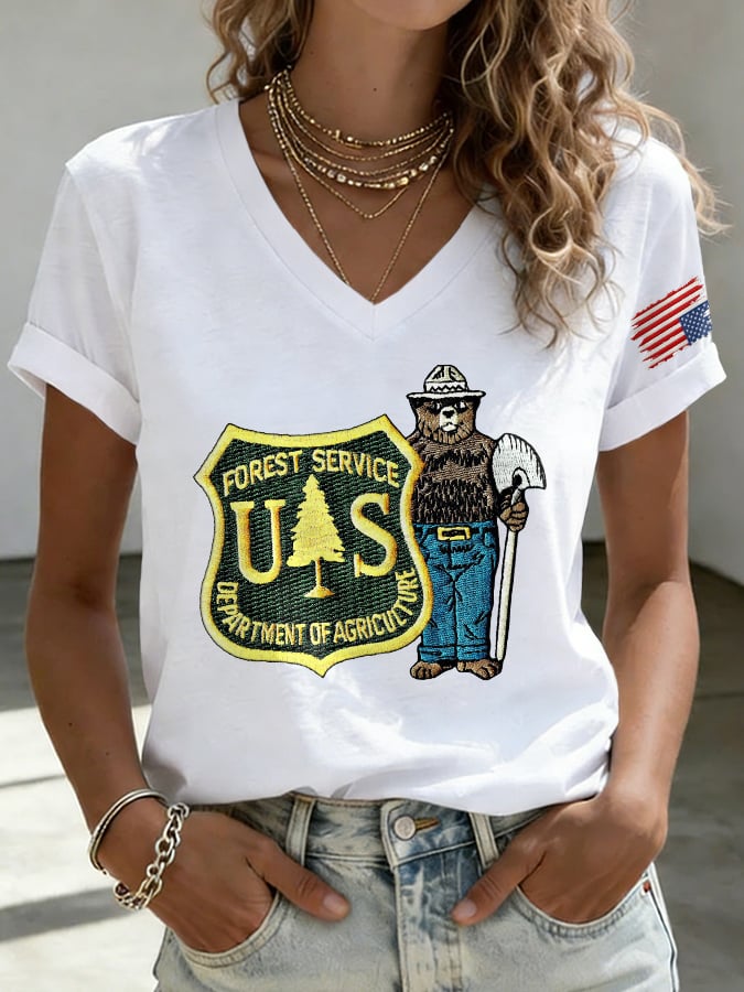 T-shirt stampata a V stile retrò con scritta "Save The Forest Service"