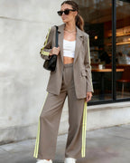 Completo Blazer Classico e Pantaloni Spalmato con Bottoni Frontali e Doppia Banda Laterale—Ideale per Look Professionali e Casual