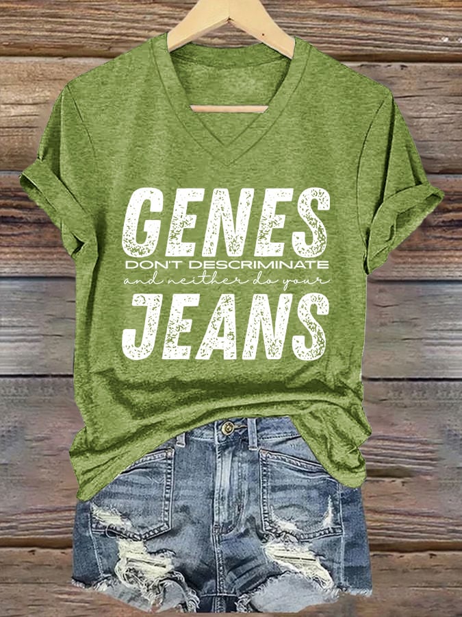 🔥Compra 3 e ottieni il 15% di sconto🔥T-shirt con scollo a V vintage "I geni non discriminano e nemmeno i tuoi jeans"