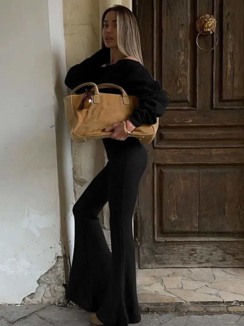 Completo da donna con top asimmetrico a tinta unita e pantaloni a zampa, top casual a maniche lunghe con spalle scese e pantaloni, abbigliamento da donna autunno e inverno per l'uso quotidiano