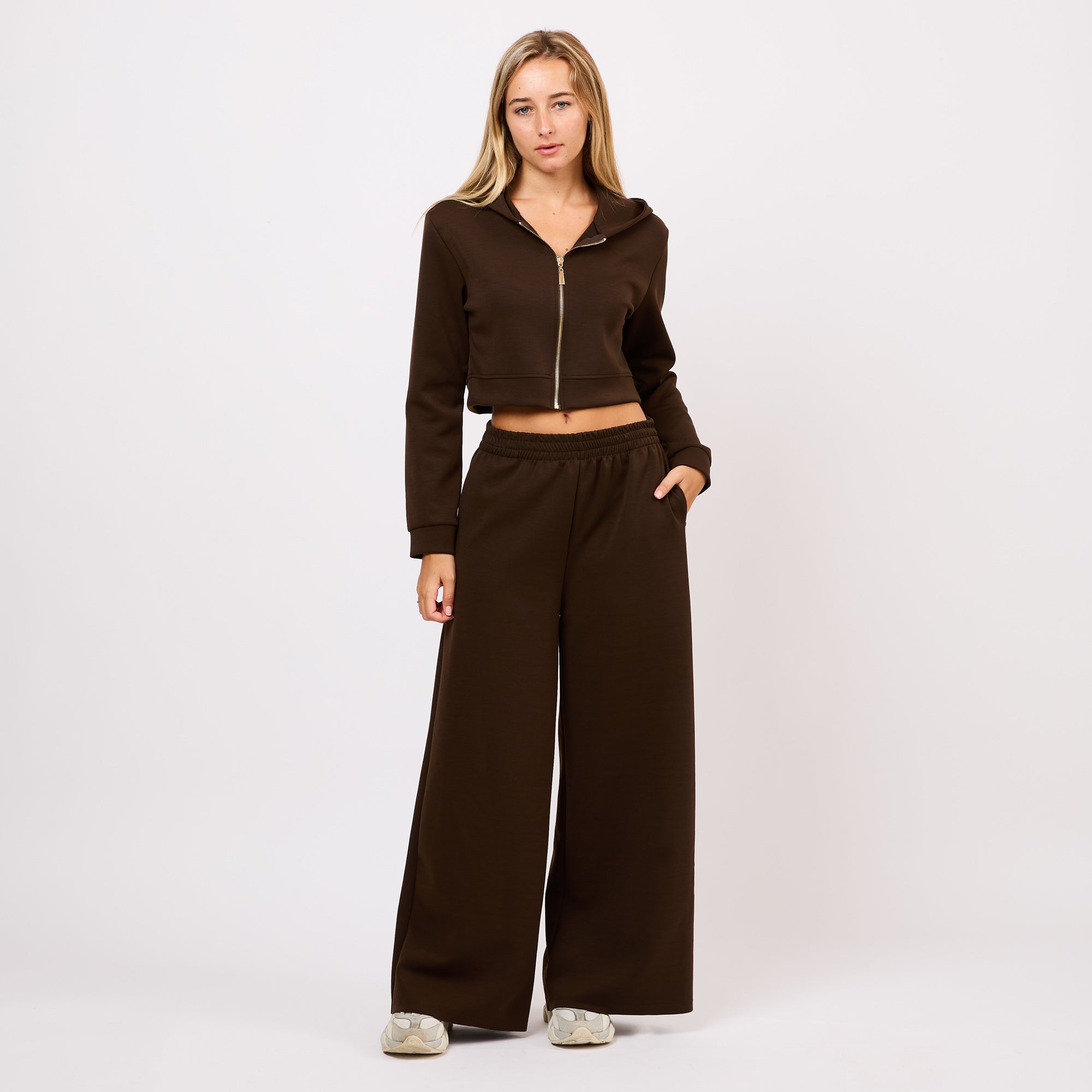 [2026.NOHO] Completo con Felpa Cropped e Pantaloni Ampi