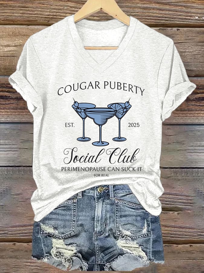 🔥Compra 3 e ottieni il 15% di sconto🔥Maglietta con stampa "V-Neck Retro Cougar Puberty Est. 2025 Social Club Perimenopause Can Suck It For Real"