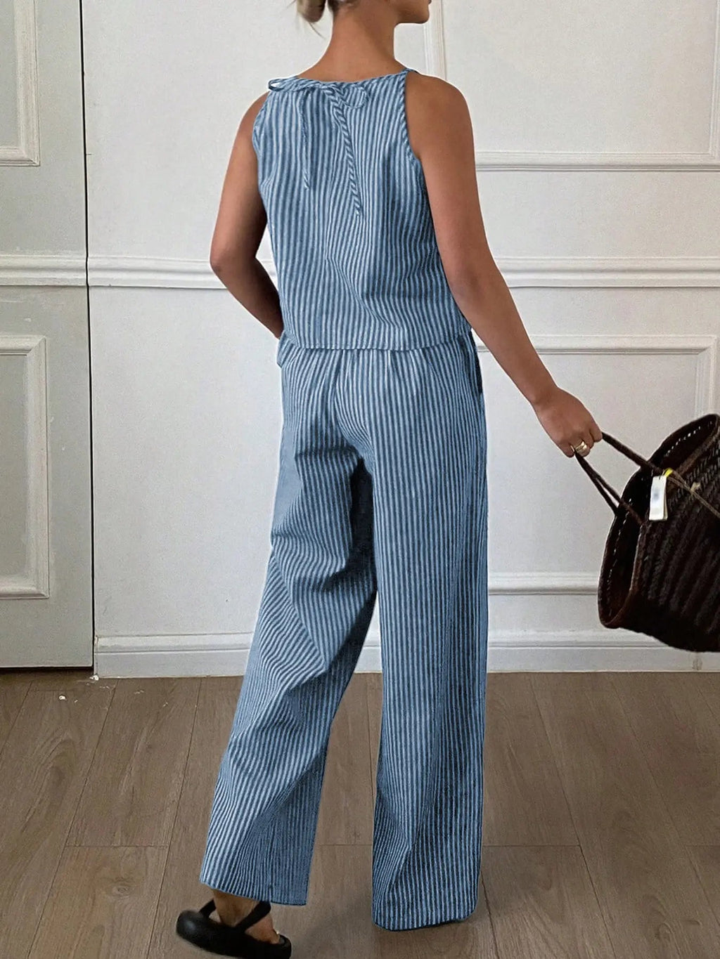 Ensemble décontracté deux pièces d'été pour femme, composé d'un débardeur léger à rayures fines et d'un pantalon long ample, ensemble confortable et élégant.