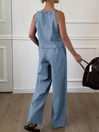 Ensemble décontracté deux pièces d'été pour femme, composé d'un débardeur léger à rayures fines et d'un pantalon long ample, ensemble confortable et élégant.