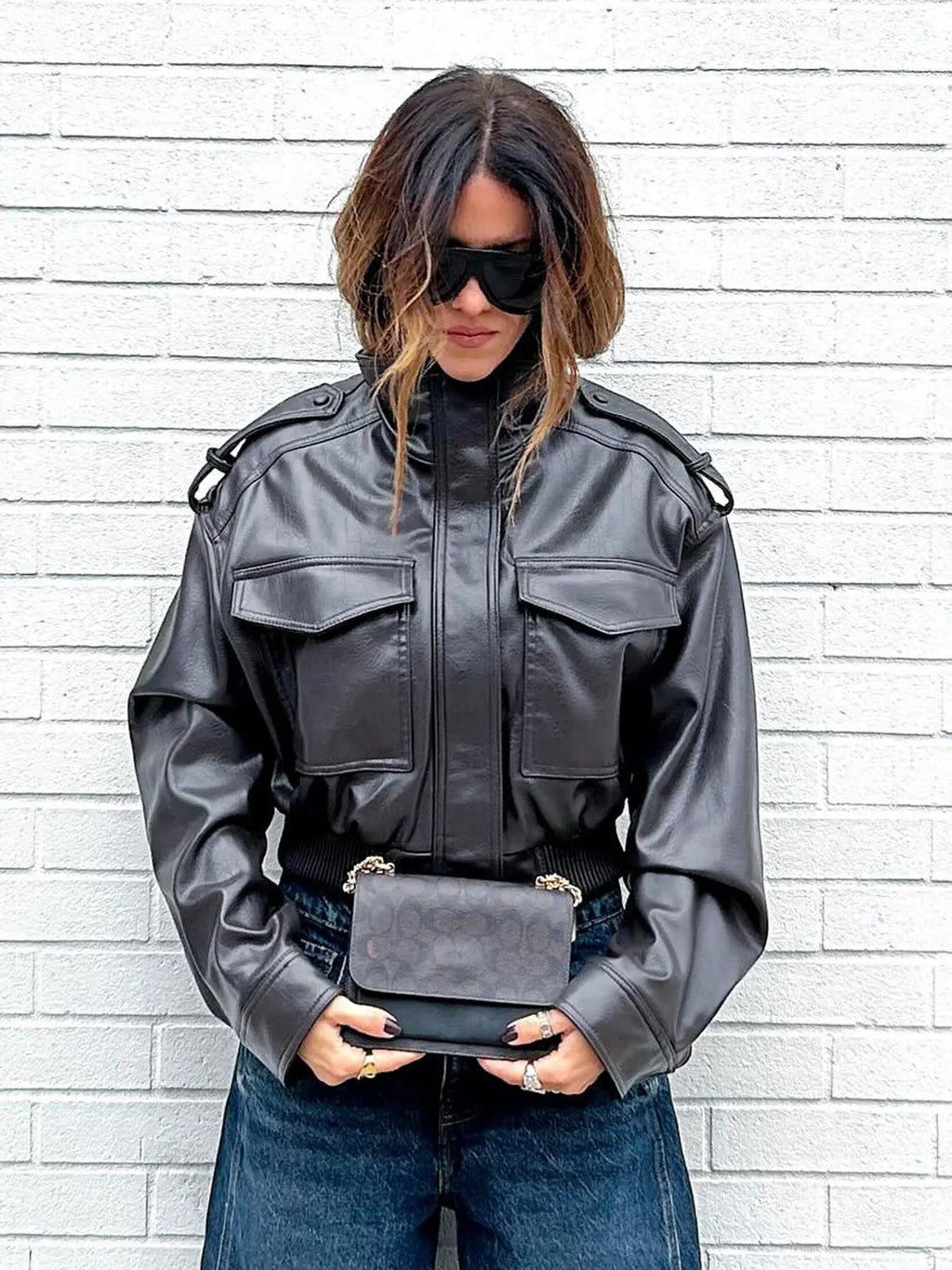 Giacca bomber da moto in ecopelle verde oliva da donna con colletto alla coreana e tasche con patta, capospalla corto a strati casual streetwear
