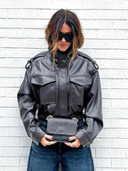 Giacca bomber da moto in ecopelle verde oliva da donna con colletto alla coreana e tasche con patta, capospalla corto a strati casual streetwear