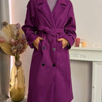 Questo cappotto doppiopetto presenta chiusura a bottoni, cintura integrata e pratiche tasche, rivelando un'eleganza raffinata e una versatilità pratica.