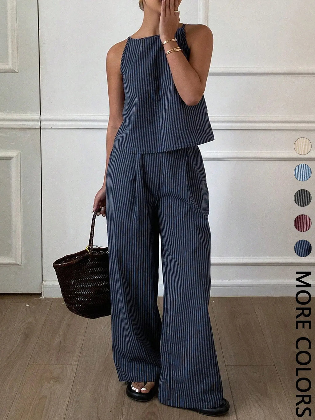 Ensemble décontracté deux pièces d'été pour femme, composé d'un débardeur léger à rayures fines et d'un pantalon long ample, ensemble confortable et élégant.