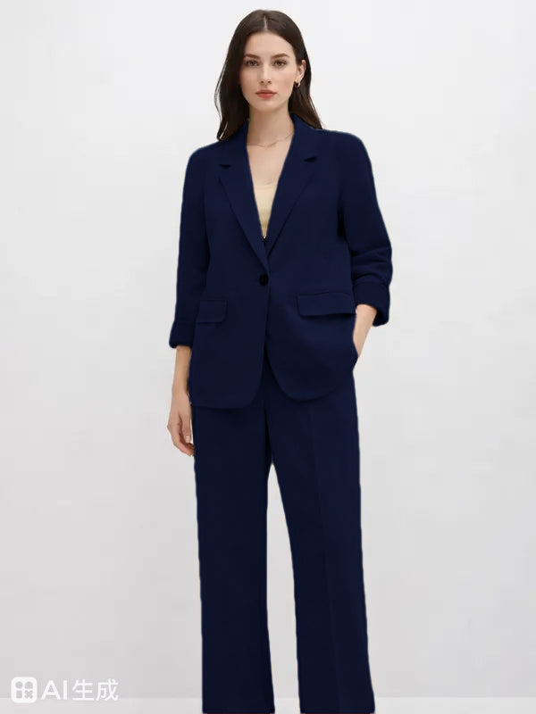 Abito in camoscio — Caratterizzato da una silhouette fluida e moderna.