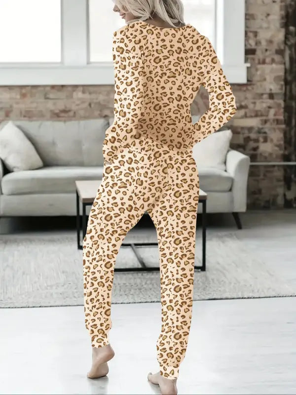 Ensemble de loungewear léopard à col en V pour femme. Cet ensemble deux pièces à la coupe décontractée comprend un haut à manches courtes et un pantalon pour un confort chic et décontracté sans effort.